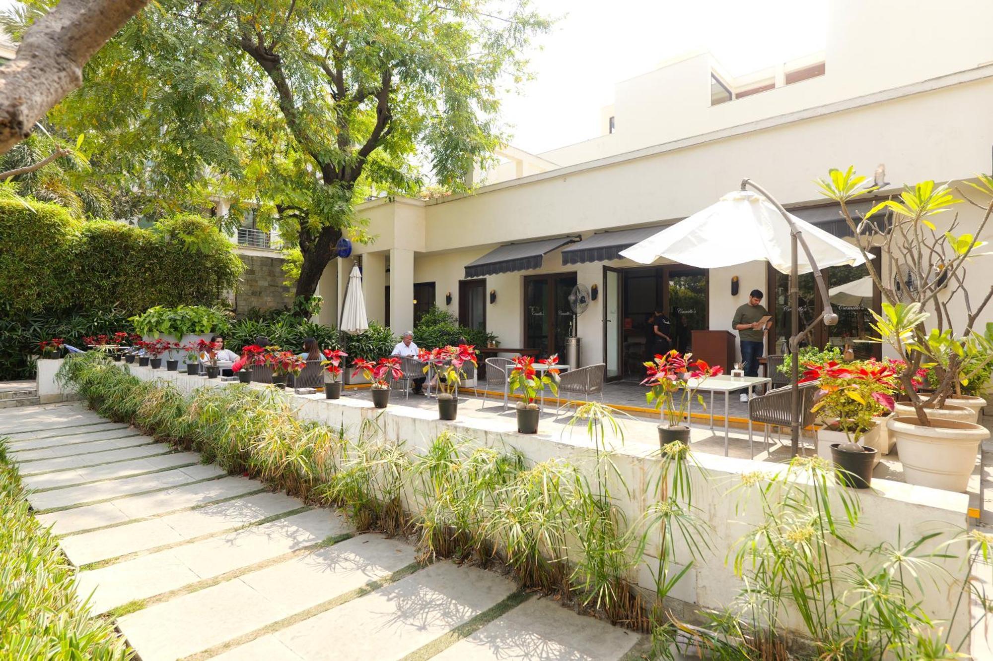 Hotel The Manor - Nueva Delhi Exterior foto