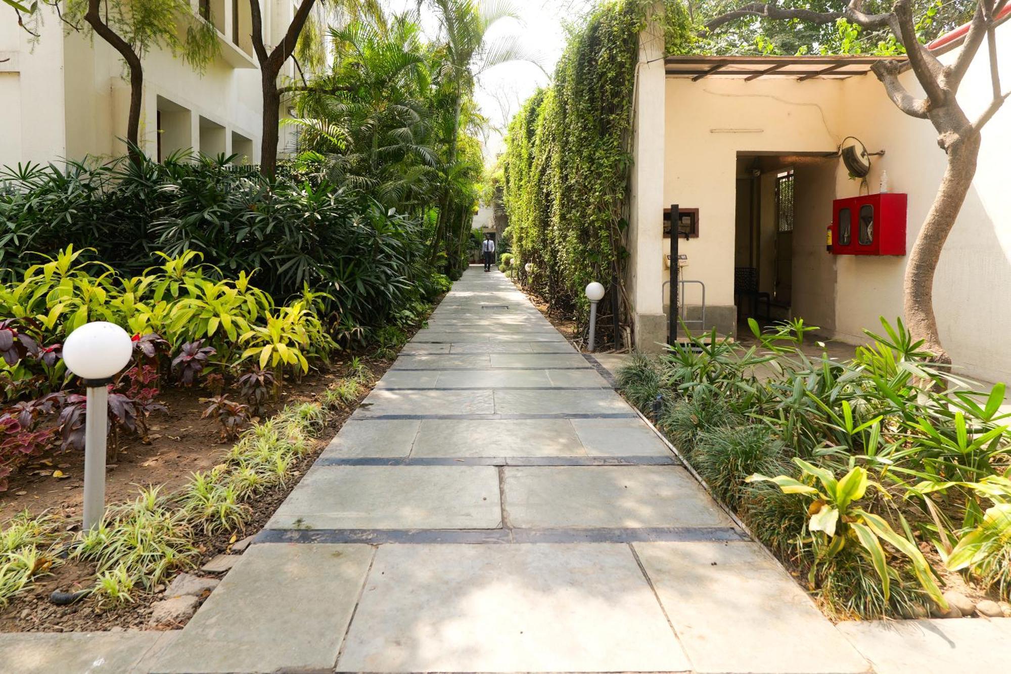 Hotel The Manor - Nueva Delhi Exterior foto
