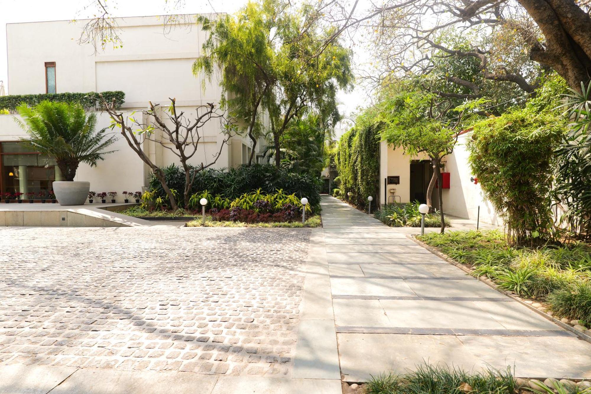 Hotel The Manor - Nueva Delhi Exterior foto