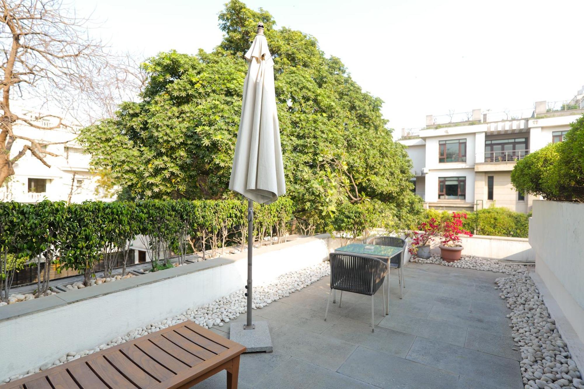 Hotel The Manor - Nueva Delhi Exterior foto